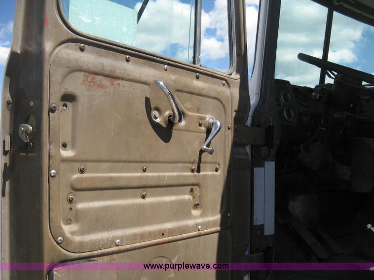 image for item D8363 2002 Mack RD688S roll-off truck