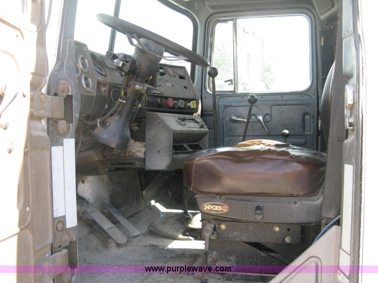 image for item D8363 2002 Mack RD688S roll-off truck