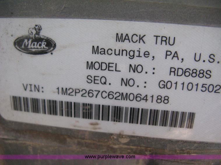 image for item D8363 2002 Mack RD688S roll-off truck
