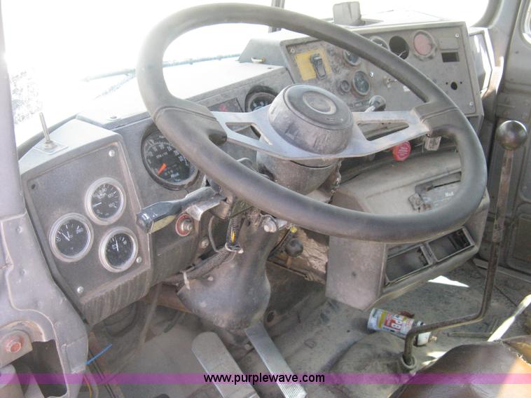 image for item D8363 2002 Mack RD688S roll-off truck