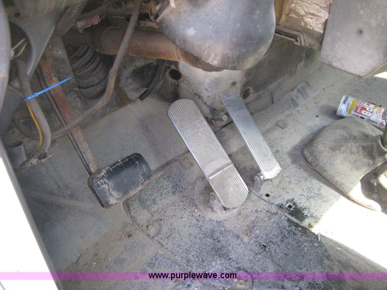 image for item D8363 2002 Mack RD688S roll-off truck