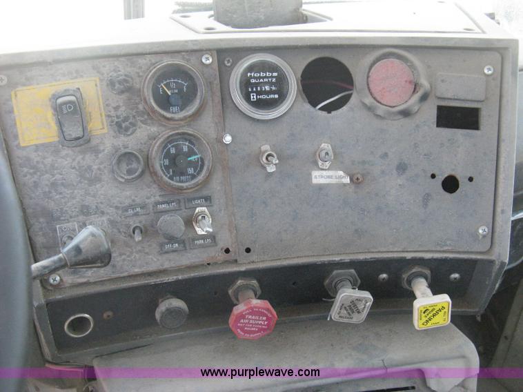 image for item D8363 2002 Mack RD688S roll-off truck