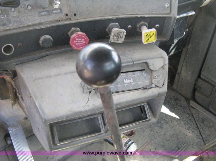 image for item D8363 2002 Mack RD688S roll-off truck