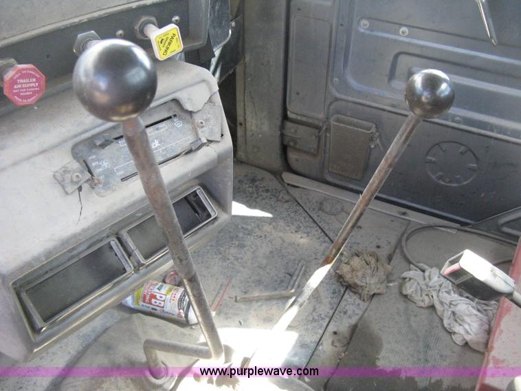 image for item D8363 2002 Mack RD688S roll-off truck