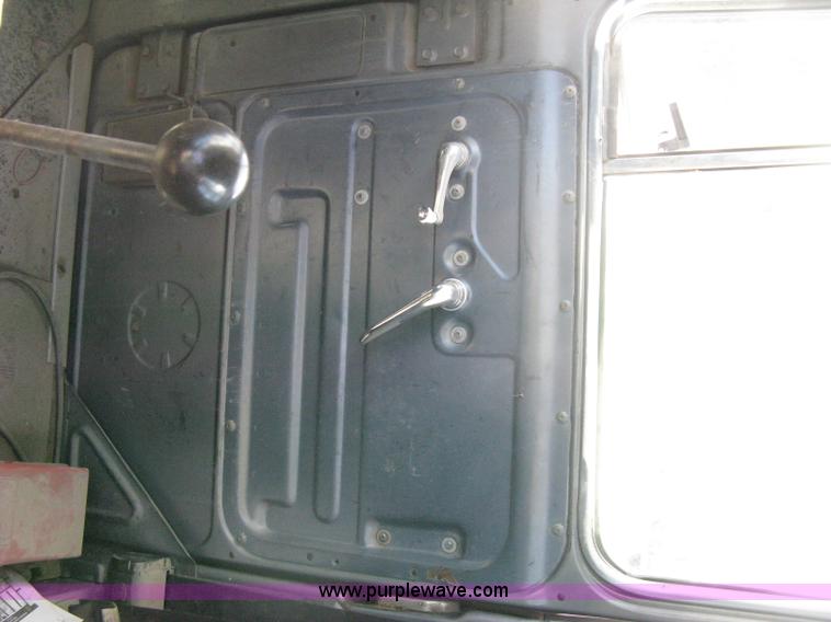 image for item D8363 2002 Mack RD688S roll-off truck