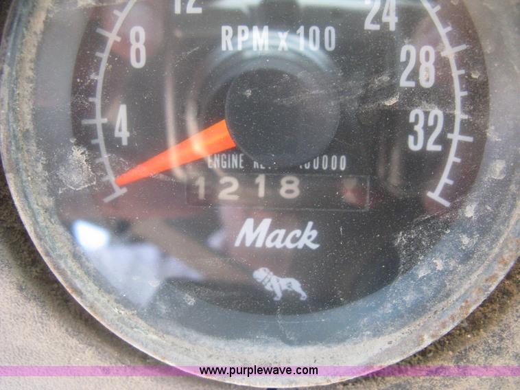 image for item D8363 2002 Mack RD688S roll-off truck