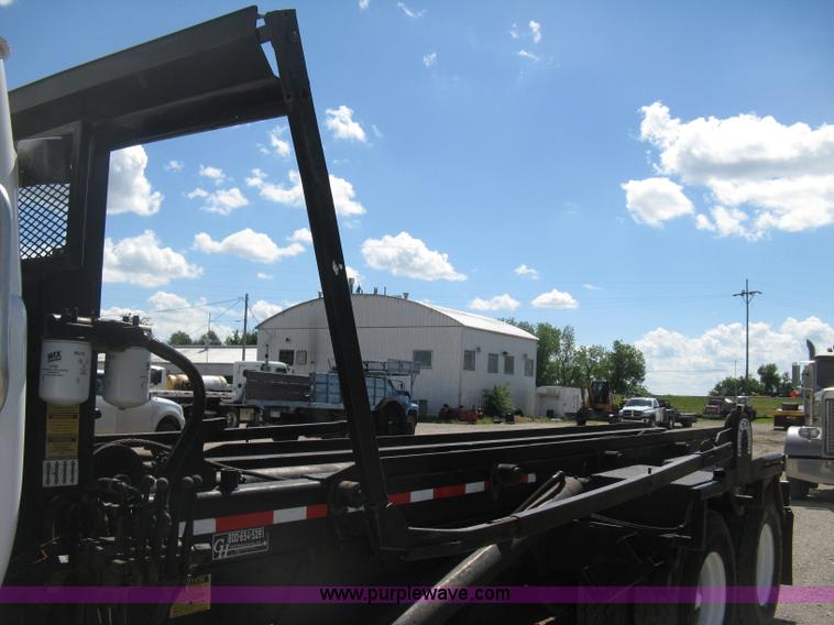 image for item D8363 2002 Mack RD688S roll-off truck