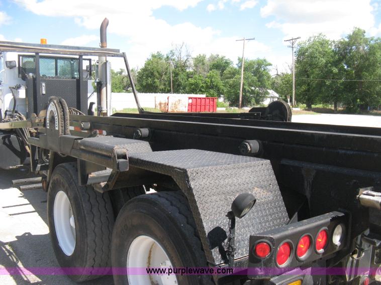 image for item D8363 2002 Mack RD688S roll-off truck