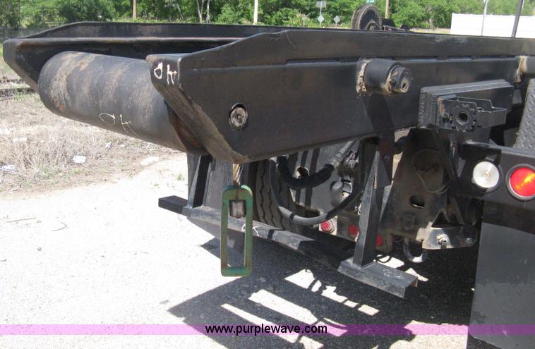 image for item D8363 2002 Mack RD688S roll-off truck