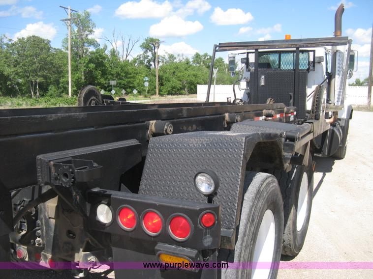 image for item D8363 2002 Mack RD688S roll-off truck