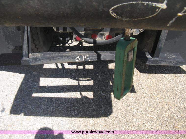 image for item D8363 2002 Mack RD688S roll-off truck