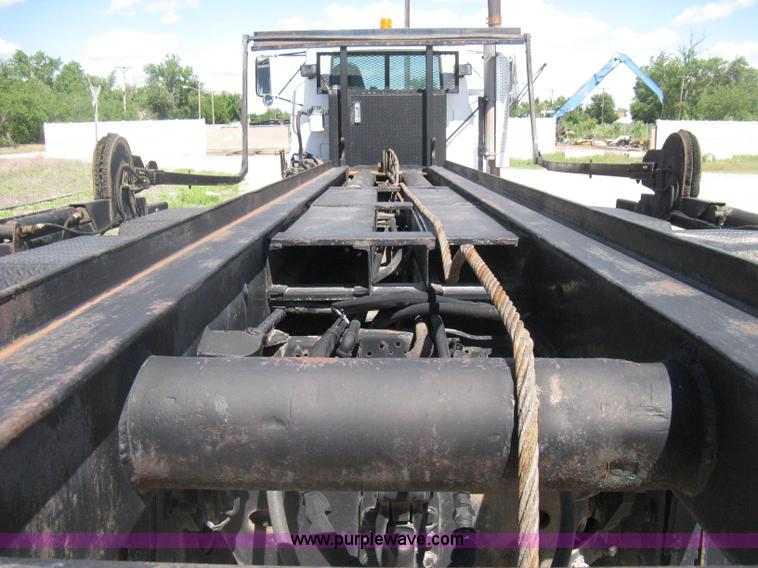 image for item D8363 2002 Mack RD688S roll-off truck