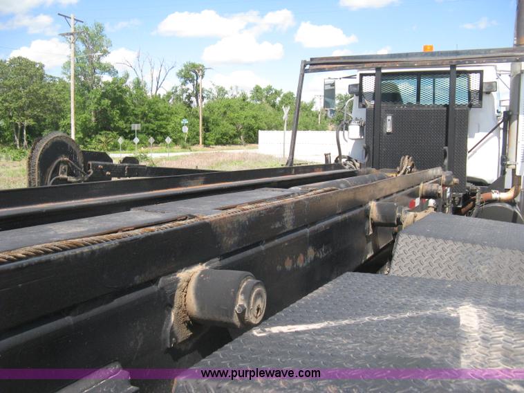 image for item D8363 2002 Mack RD688S roll-off truck