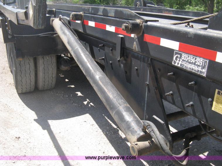 image for item D8363 2002 Mack RD688S roll-off truck