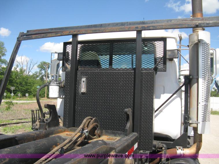 image for item D8363 2002 Mack RD688S roll-off truck