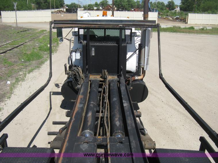 image for item D8363 2002 Mack RD688S roll-off truck