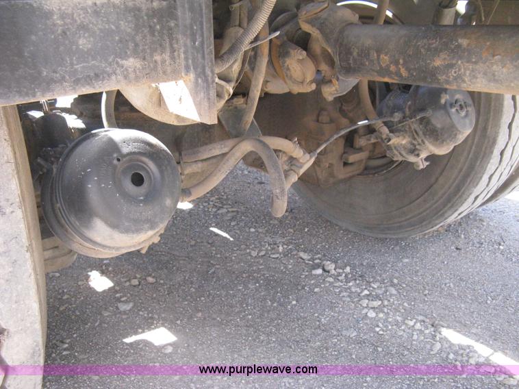 image for item D8363 2002 Mack RD688S roll-off truck