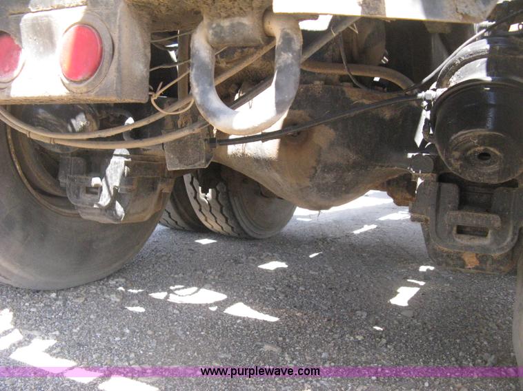 image for item D8363 2002 Mack RD688S roll-off truck