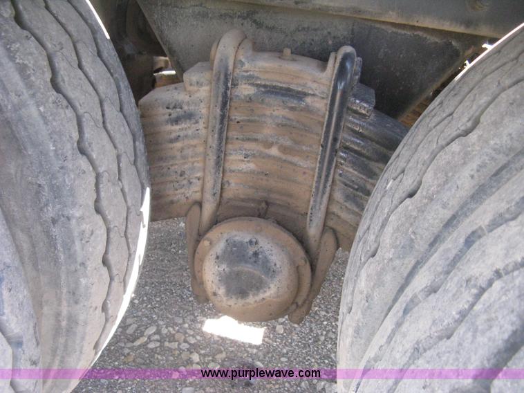 image for item D8363 2002 Mack RD688S roll-off truck