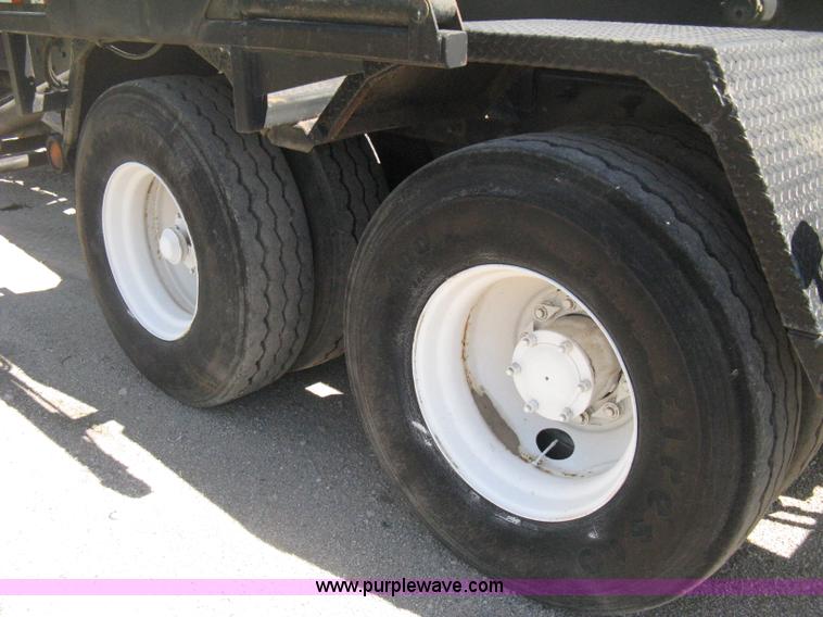 image for item D8363 2002 Mack RD688S roll-off truck