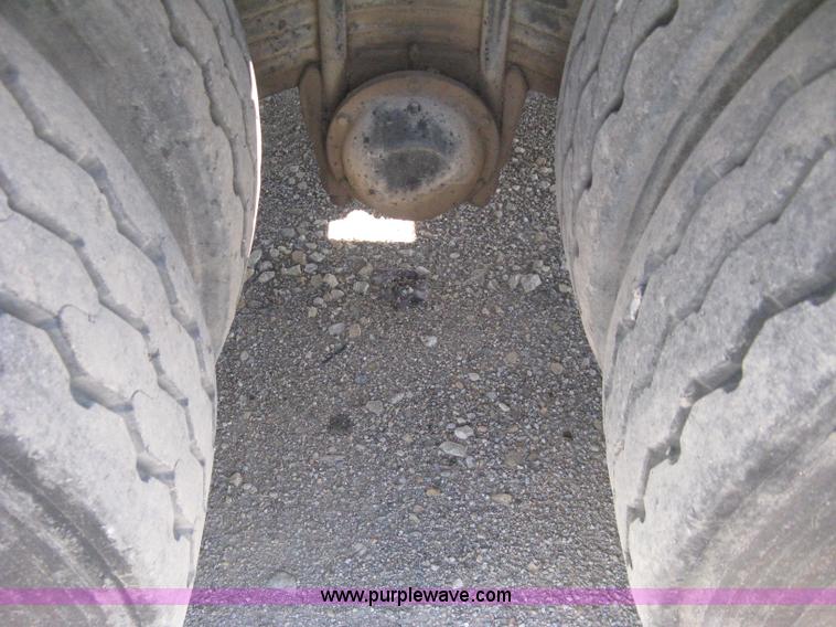 image for item D8363 2002 Mack RD688S roll-off truck