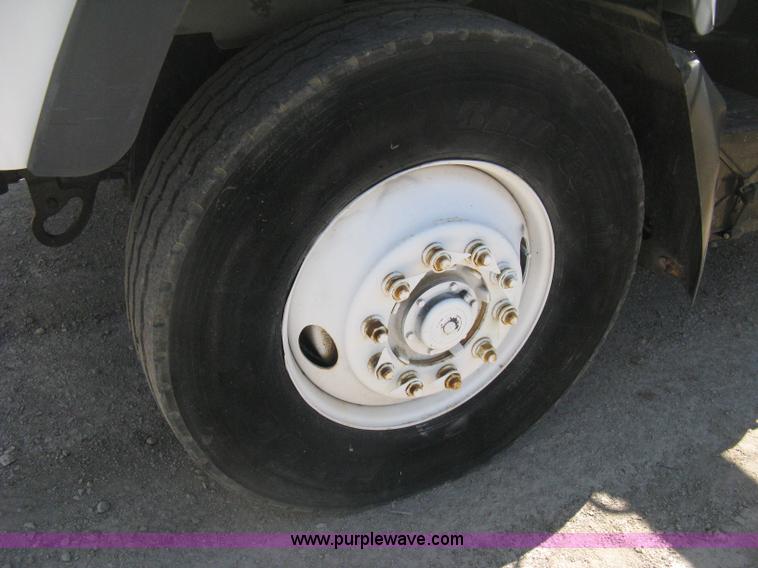 image for item D8363 2002 Mack RD688S roll-off truck