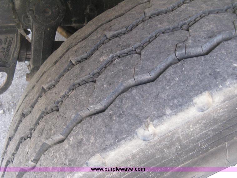 image for item D8363 2002 Mack RD688S roll-off truck