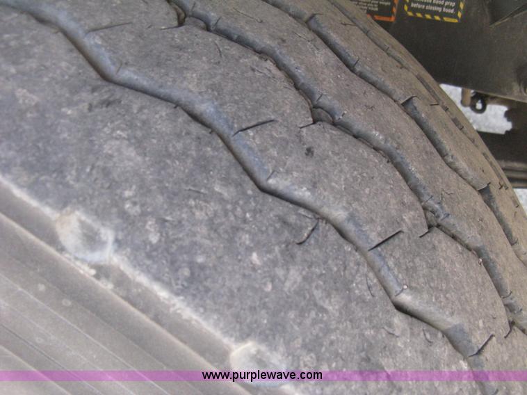 image for item D8363 2002 Mack RD688S roll-off truck