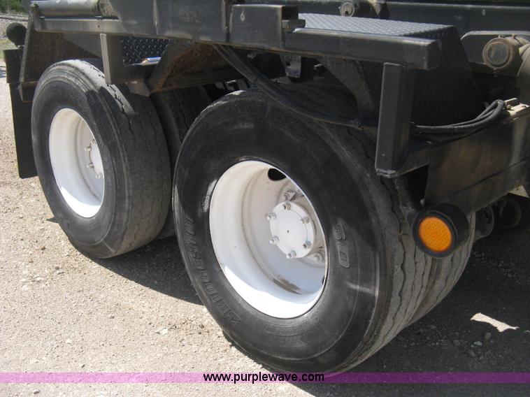 image for item D8363 2002 Mack RD688S roll-off truck