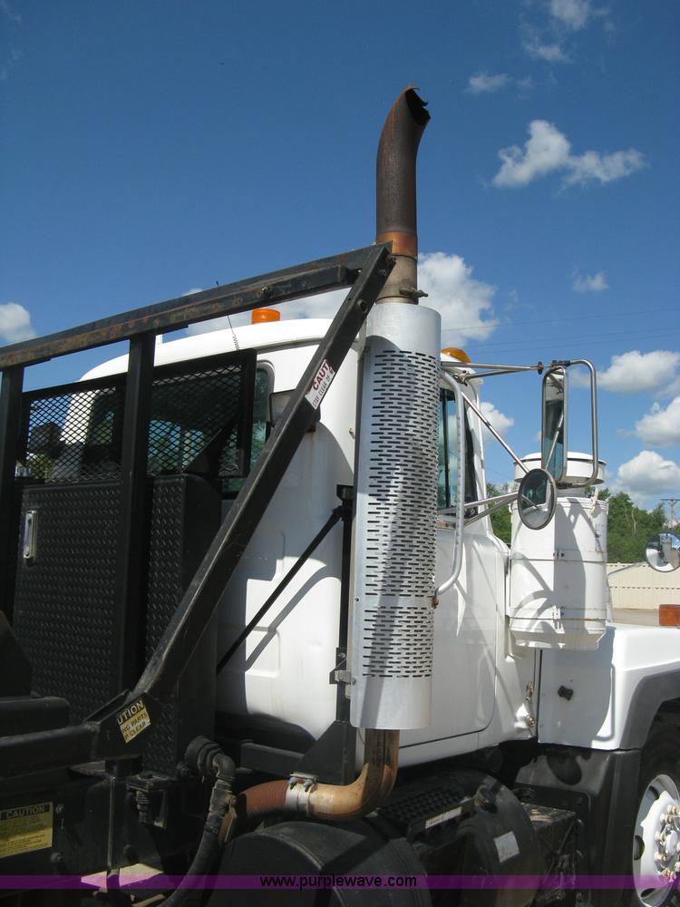 image for item D8363 2002 Mack RD688S roll-off truck