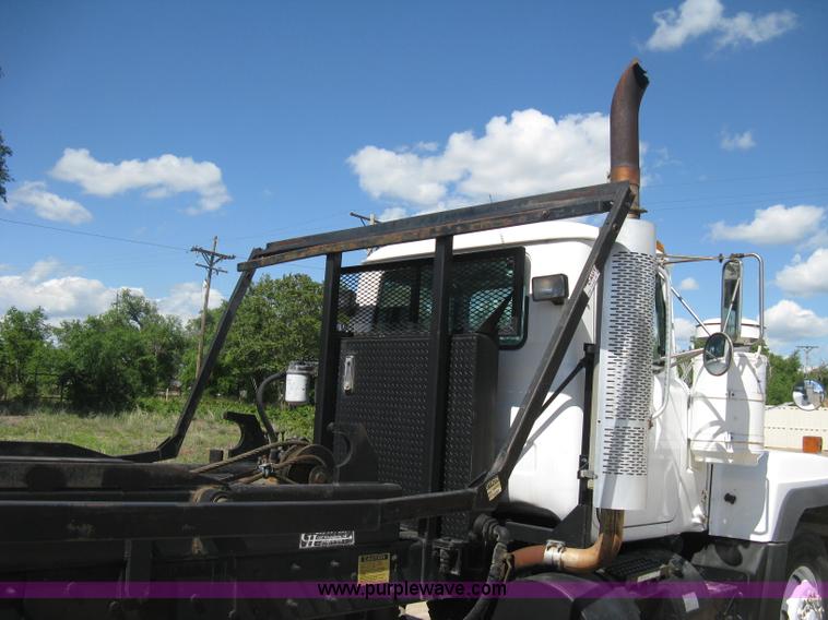 image for item D8363 2002 Mack RD688S roll-off truck