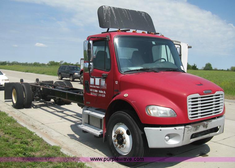 image for item D8373 2004 Mercedes Benz Business Class M2 truck cab and chassis