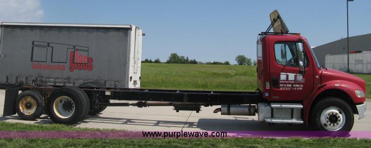 image for item D8373 2004 Mercedes Benz Business Class M2 truck cab and chassis