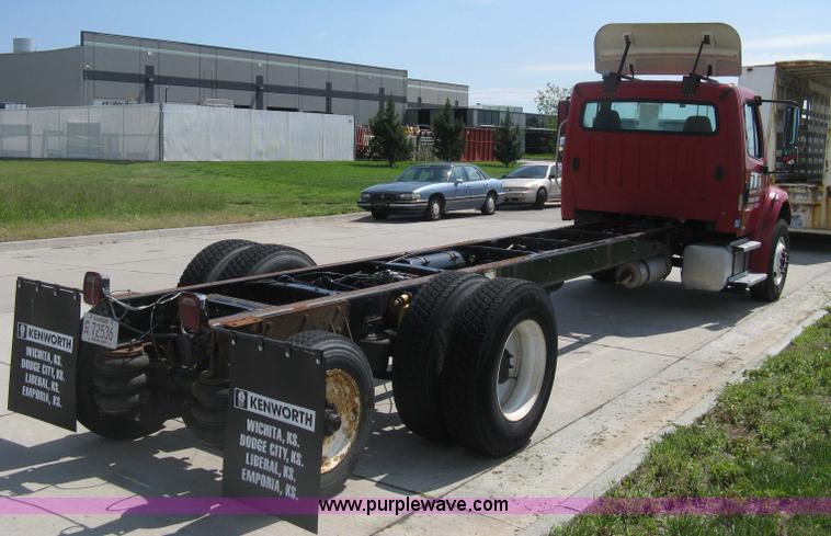 image for item D8373 2004 Mercedes Benz Business Class M2 truck cab and chassis