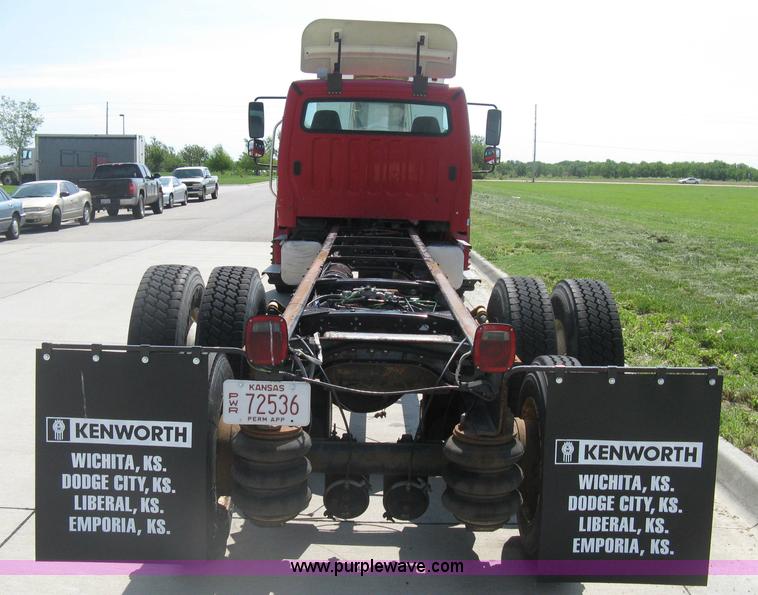 image for item D8373 2004 Mercedes Benz Business Class M2 truck cab and chassis