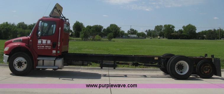 image for item D8373 2004 Mercedes Benz Business Class M2 truck cab and chassis