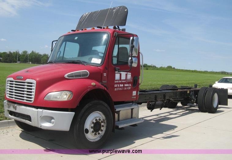 image for item D8373 2004 Mercedes Benz Business Class M2 truck cab and chassis