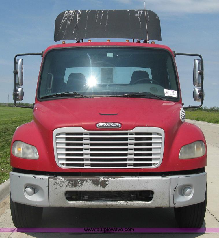 image for item D8373 2004 Mercedes Benz Business Class M2 truck cab and chassis