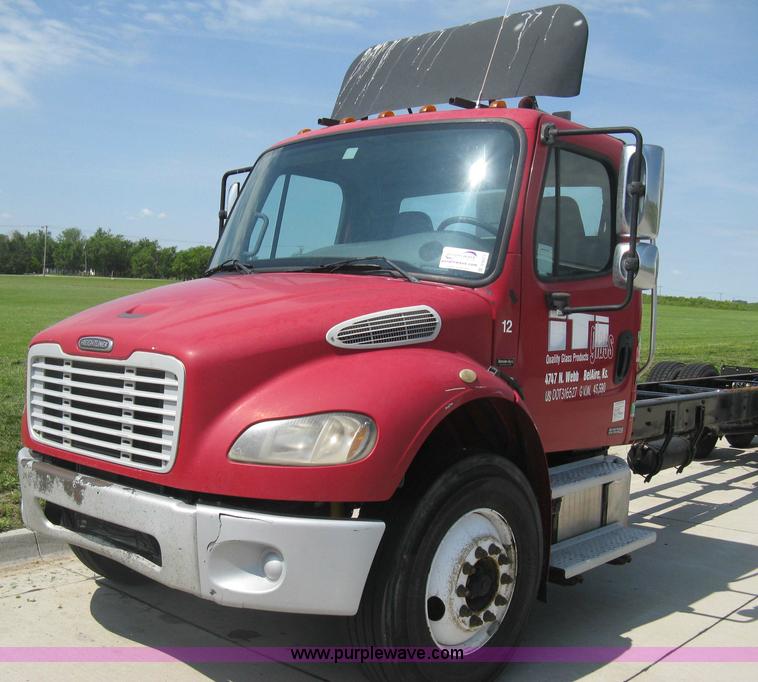 image for item D8373 2004 Mercedes Benz Business Class M2 truck cab and chassis