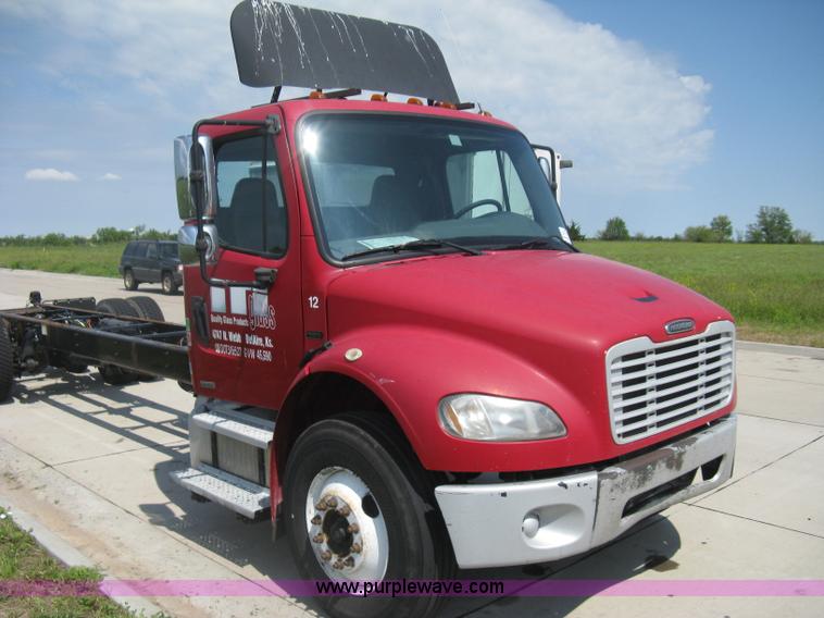 image for item D8373 2004 Mercedes Benz Business Class M2 truck cab and chassis