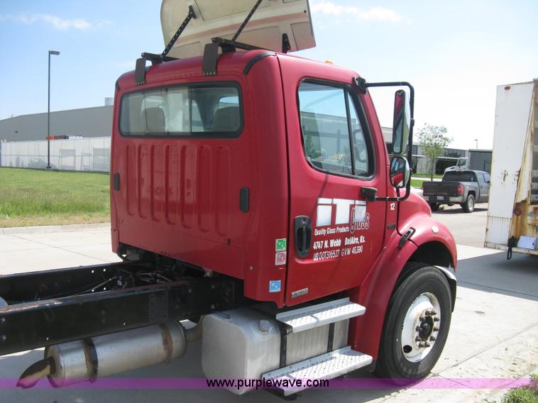 image for item D8373 2004 Mercedes Benz Business Class M2 truck cab and chassis