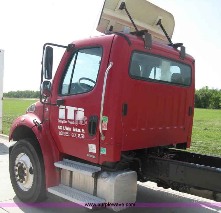 image for item D8373 2004 Mercedes Benz Business Class M2 truck cab and chassis