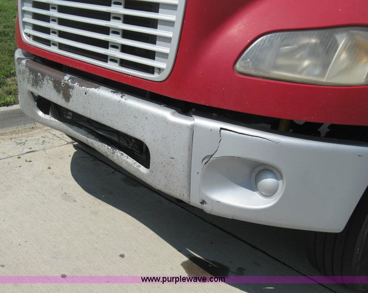 image for item D8373 2004 Mercedes Benz Business Class M2 truck cab and chassis