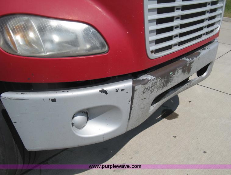 image for item D8373 2004 Mercedes Benz Business Class M2 truck cab and chassis