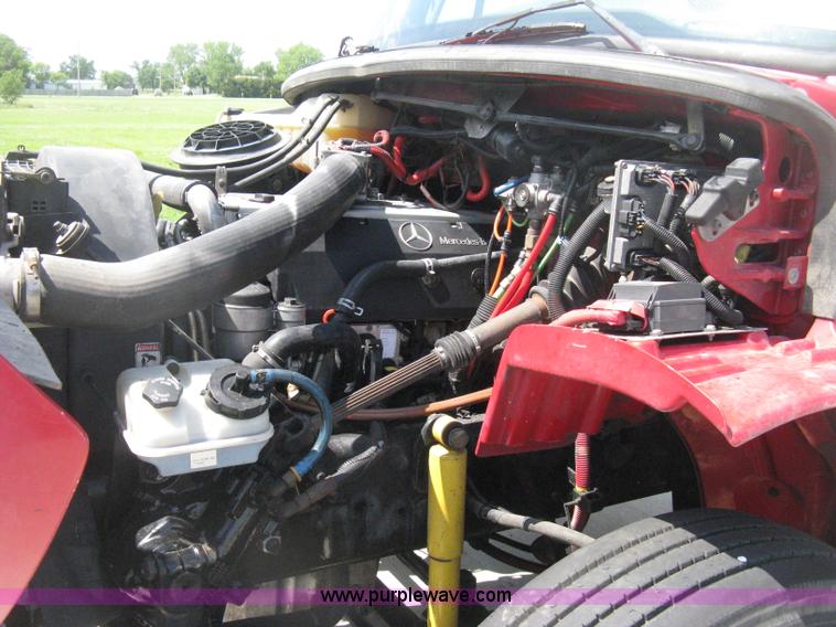 image for item D8373 2004 Mercedes Benz Business Class M2 truck cab and chassis