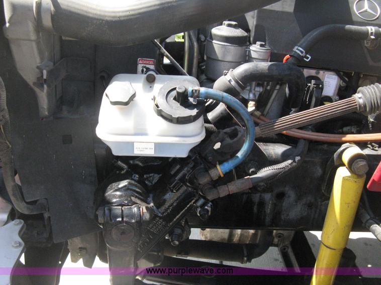 image for item D8373 2004 Mercedes Benz Business Class M2 truck cab and chassis