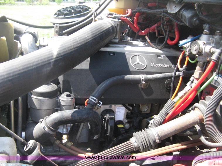 image for item D8373 2004 Mercedes Benz Business Class M2 truck cab and chassis