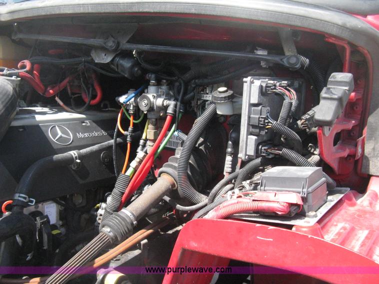 image for item D8373 2004 Mercedes Benz Business Class M2 truck cab and chassis