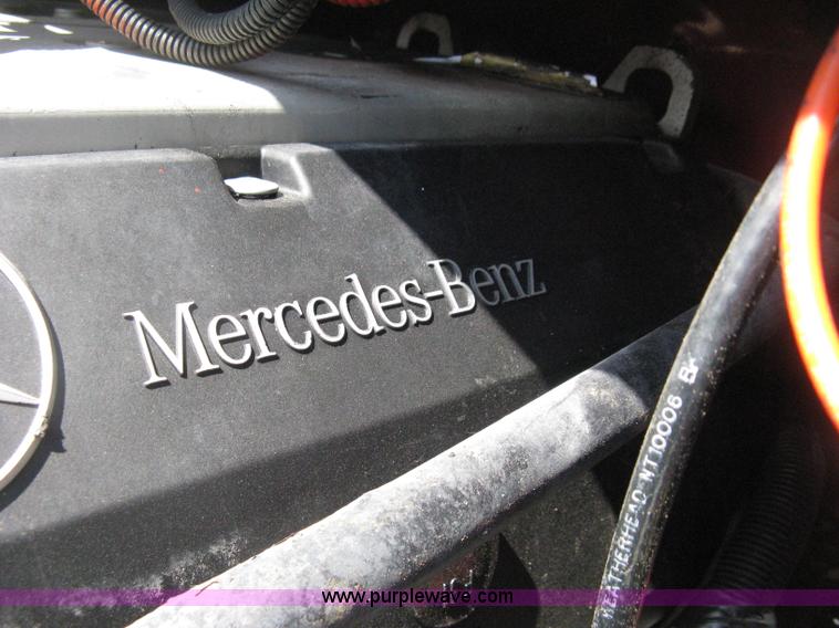 image for item D8373 2004 Mercedes Benz Business Class M2 truck cab and chassis