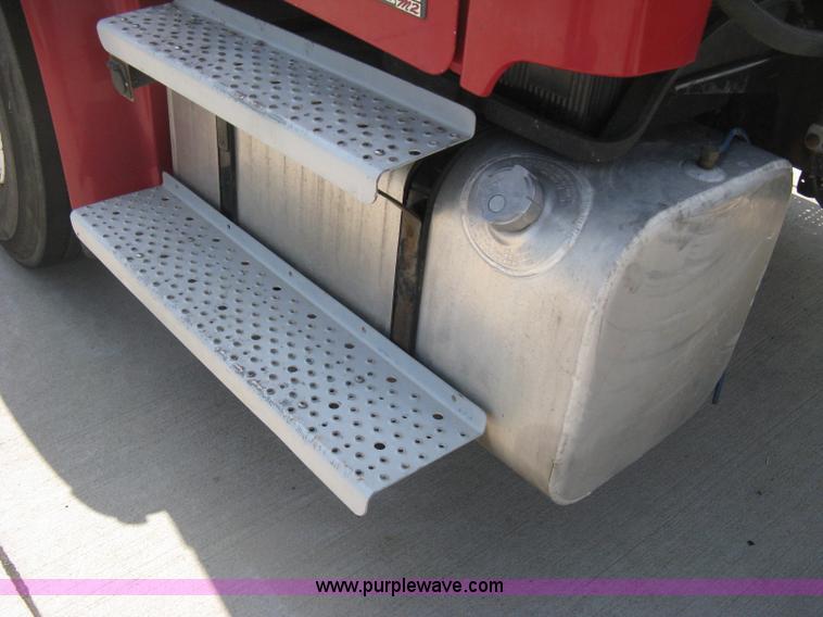 image for item D8373 2004 Mercedes Benz Business Class M2 truck cab and chassis